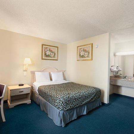 Days Inn Pensacola North Ferry Pass Bagian luar foto