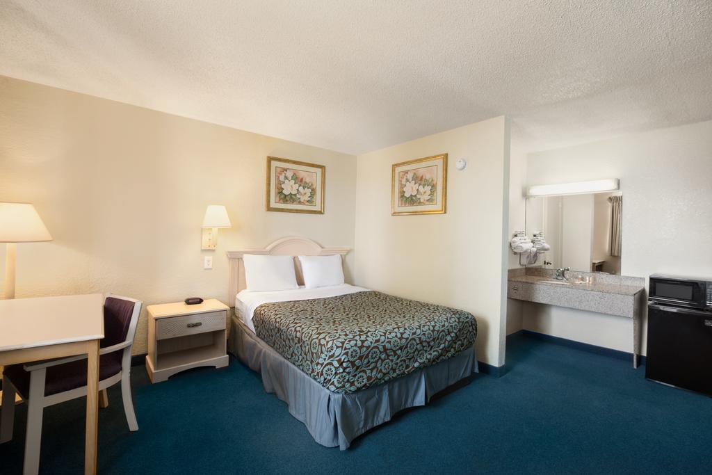 Days Inn Pensacola North Ferry Pass Bagian luar foto