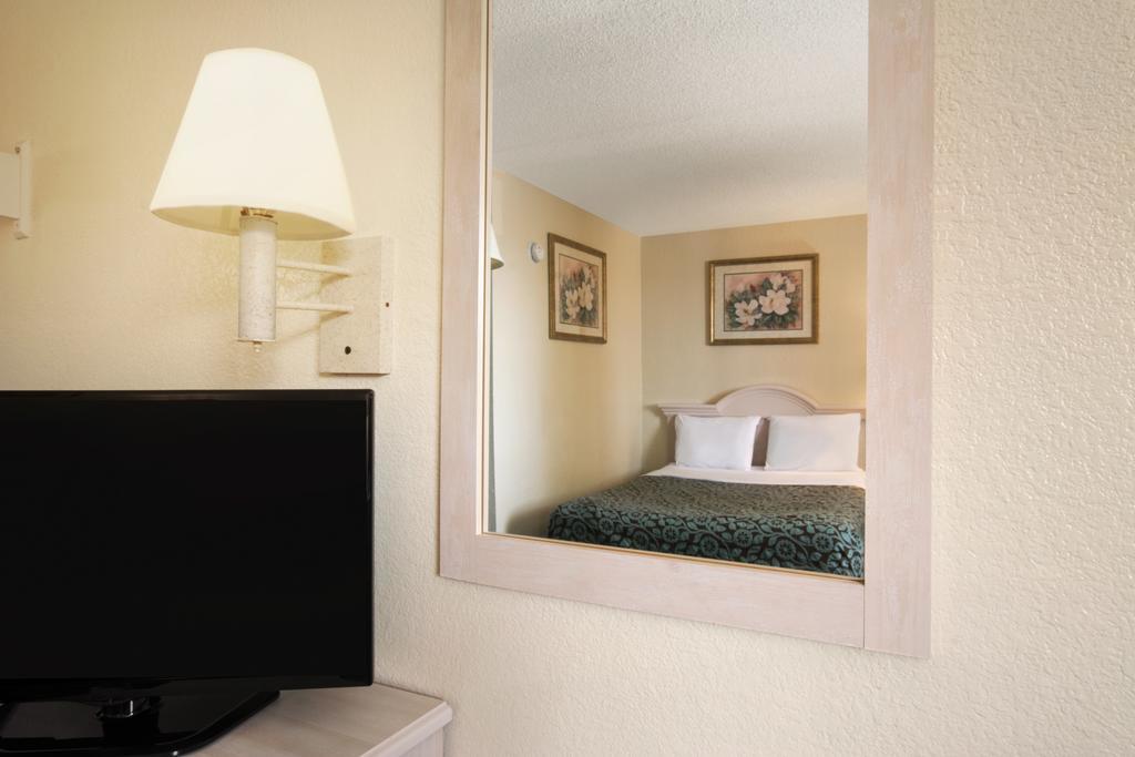 Days Inn Pensacola North Ferry Pass Bagian luar foto